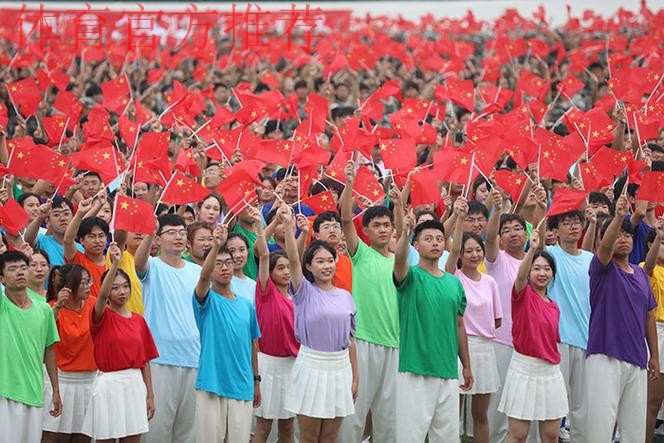 三万人齐唱《我和我的祖国》,球场变红色海洋 三万人齐唱《我和我的祖国》,球场变红色海洋